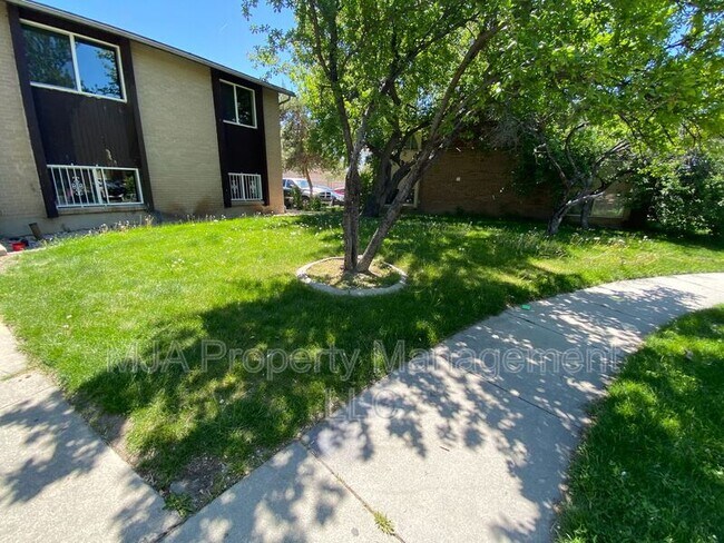 Building Photo - 2523 S Lakecrest Dr Unit 04 Rental
