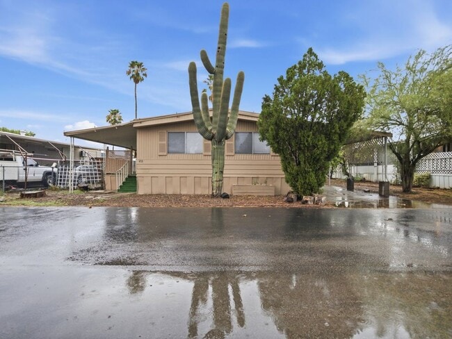 Building Photo - 3 Bedroom 2 Bathroom With community Pool!