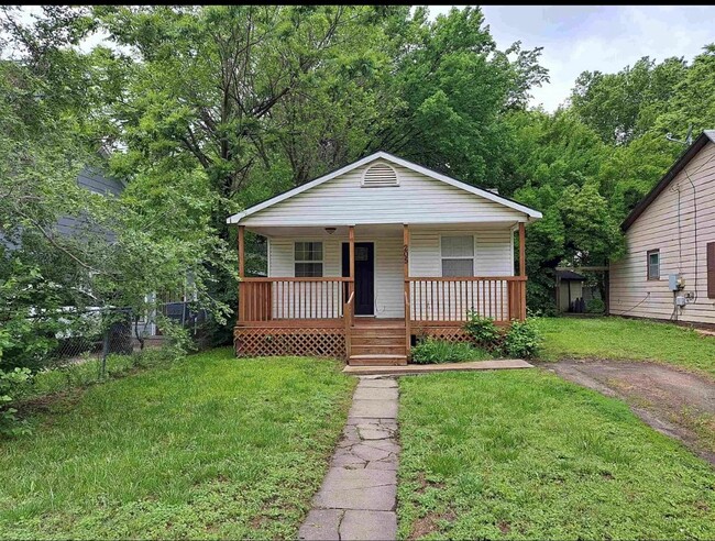 $795 - 2 bed 1 bath - Single Family Home - $795 - 2 bed 1 bath - Single Family Home