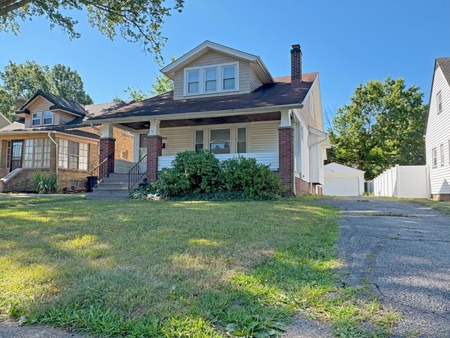 Building Photo - 5 Bed - 2 Full Bath Cape Cod for Rent! Rental