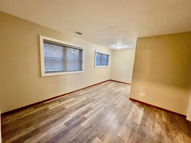 Building Photo - Available May 6th! Remodeled 1 bedroom unit
