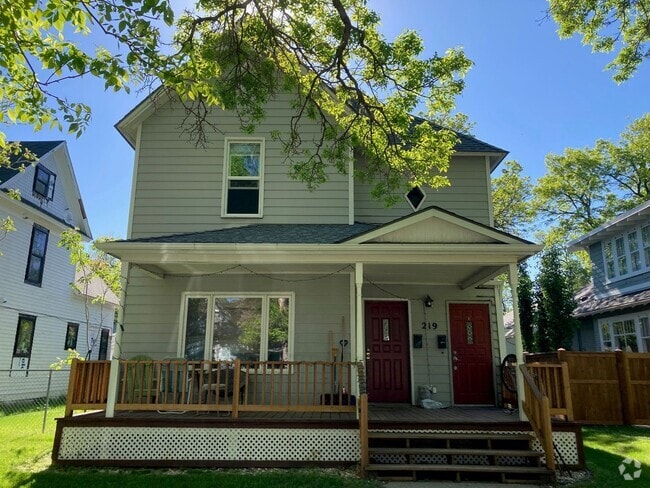 Building Photo - Cozy Upper Unit Close to Campus Rental