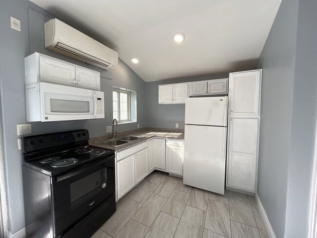 Building Photo - ALL UTILITIES INCLUDED STUDIO CENTRALLY LO... Unit HS Rental