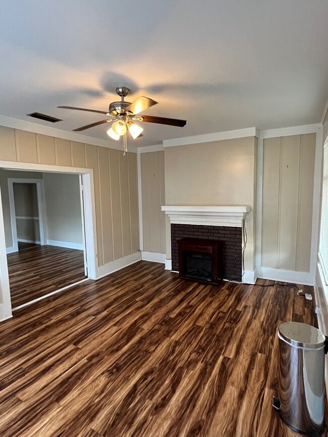 Photo - 108-110 S Love St