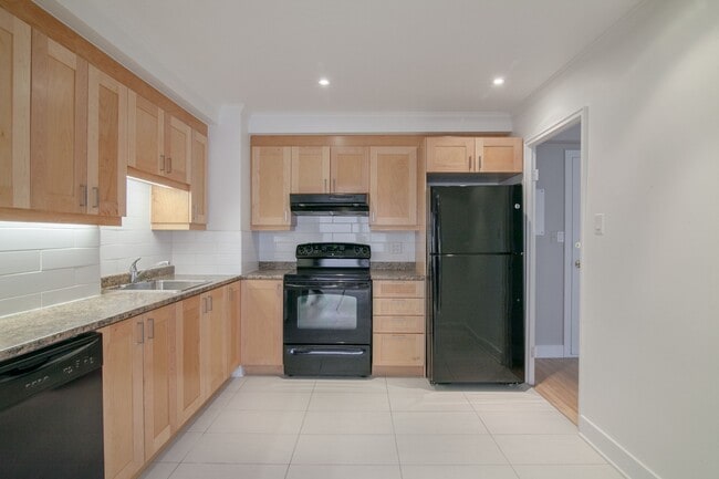 Building Photo - 3495 Rue de la Montagne Unit 608