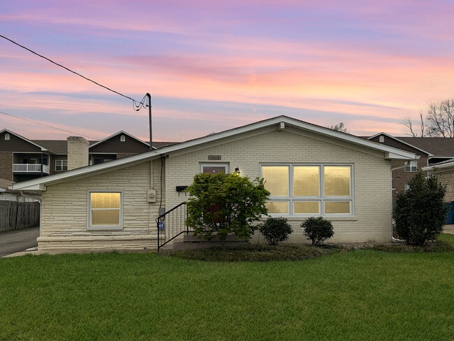 Building Photo - 7408 Lorenzo Ln