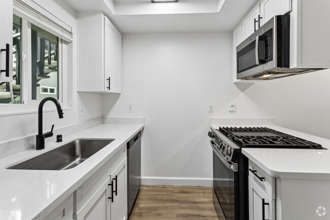2BR, 1BA - 831SF - Kitchen