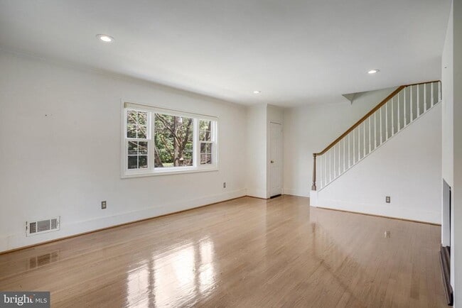 Building Photo - 5370 Pooks Hill Rd Rental