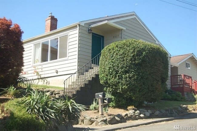 Building Photo - Beacon Hill 3 bedroom, 2 bath. 1 car garage with large storage loft.
