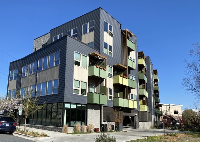 Building Photo - 610 Trent Dr