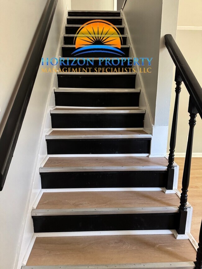 Photo - 900 Stevens Ct NE