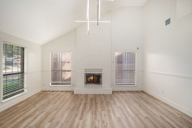 Photo - Charming 3 bedroom, 2 bath home with an open floor plan in a prime Grand Prairie location!