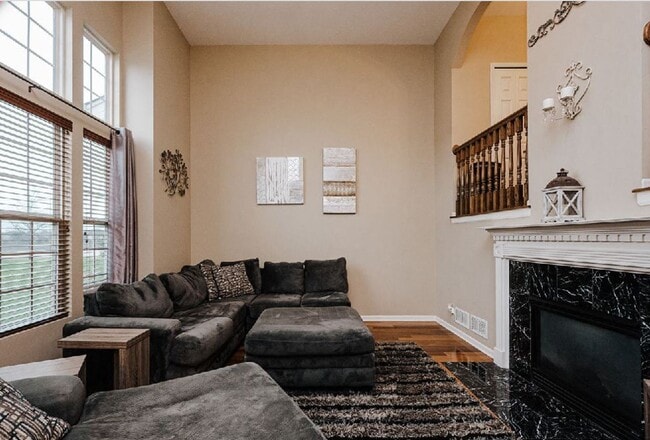 High ceiling first floor room - 1161 Kilbery Ln