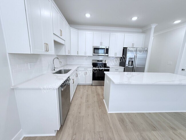 684 Miramar Ln