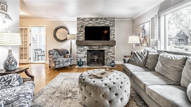 Photo - 5953 Rosslyn Ave