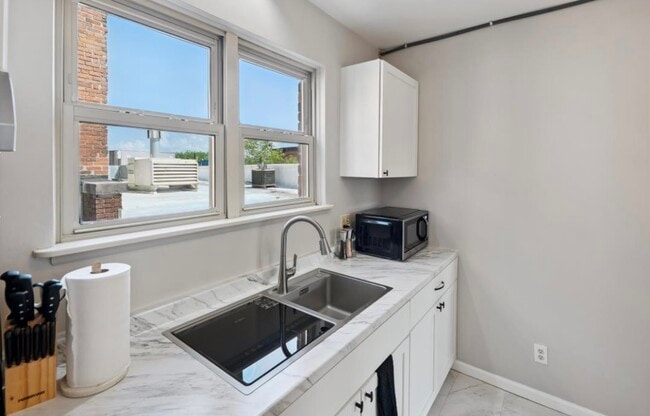 Photo - 100 S Ann Arbor St Unit 2