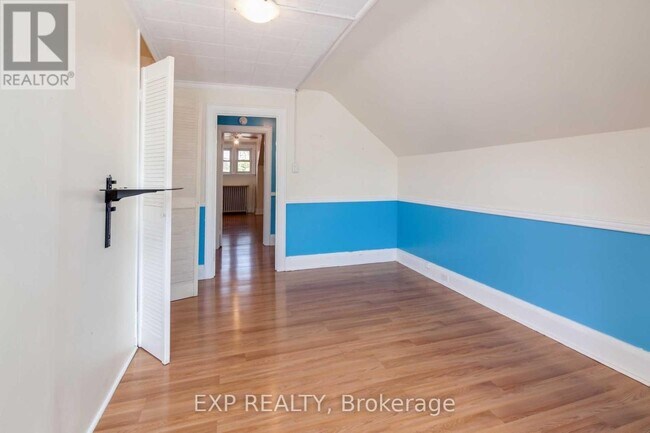 Photo - 896 Avenue Rd