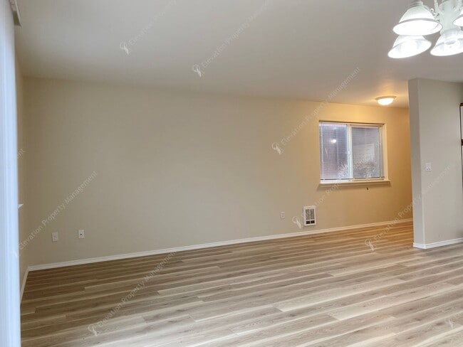 Photo - Bright 3 BR - 3 BA Townhouse in Redmond