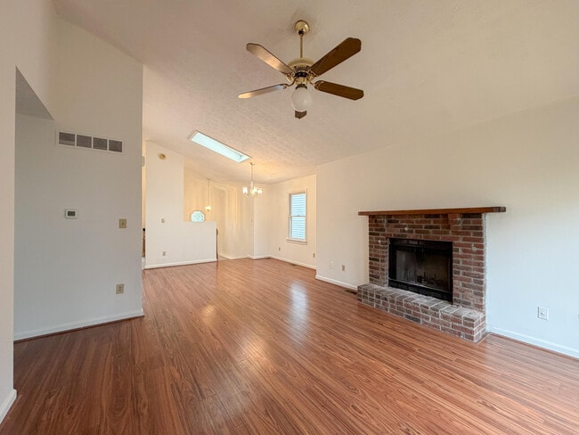 Photo - 352 Chase Pl