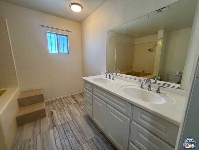 Photo - 572 Lenrey Ave