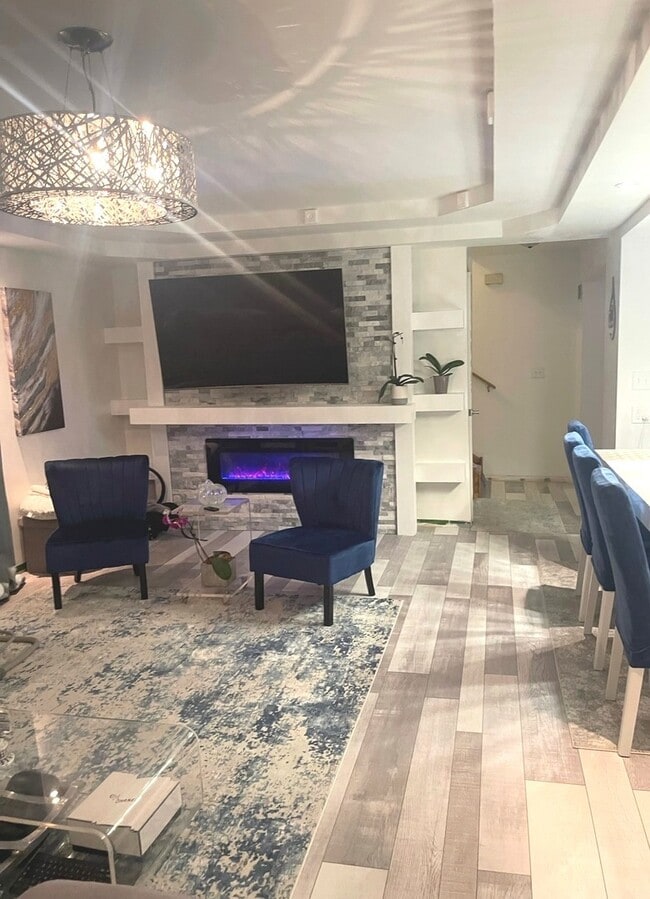 Photo - 7825 Banks St