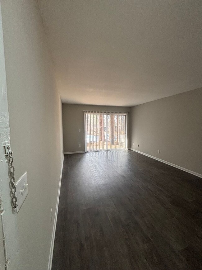Photo - Spacious One Bedroom Available.  Close to University and Downtown Area. Unidad #2