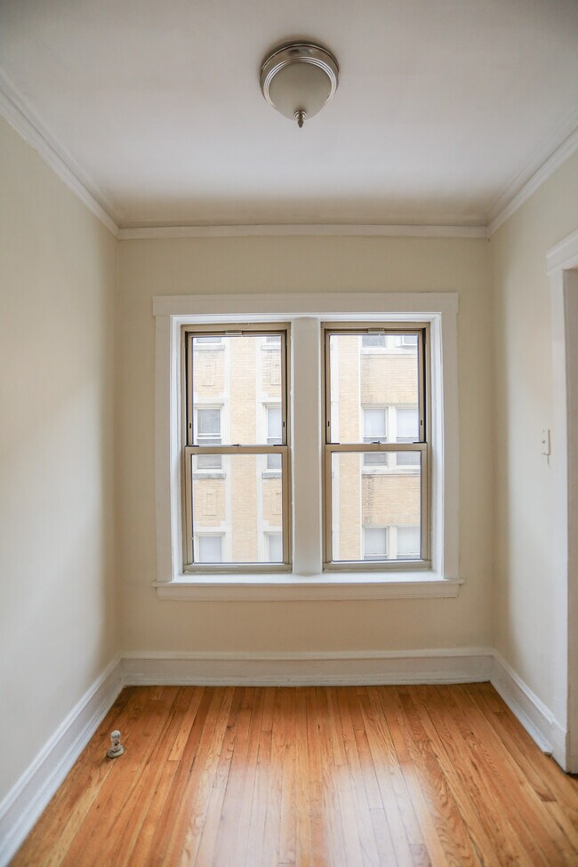 1365 W Greenleaf Ave Unit 1D