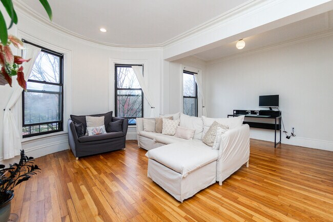 Building Photo - 209 W Newton St Rental