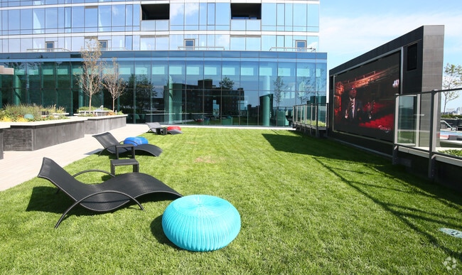 Screen on the Green