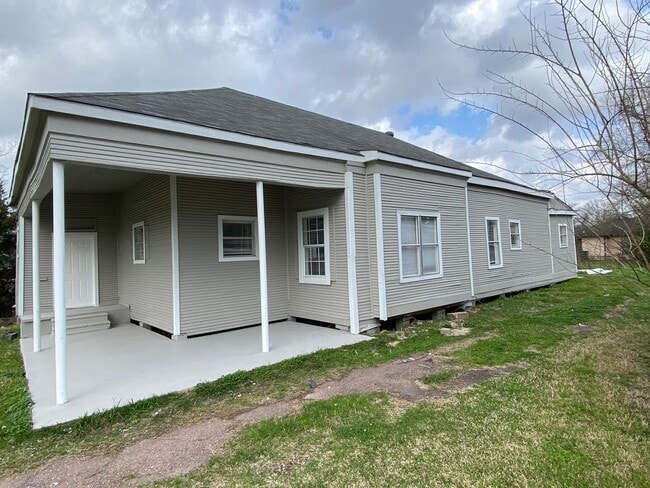 Building Photo - Great 4/2 property with recent updates!