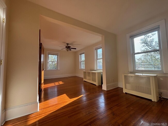 Building Photo - 837 White Plains Rd Unit 3 Rental