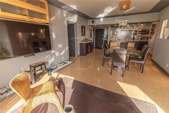 Photo - 500 Three Islands Boulevard Unidad 308