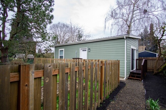 Building Photo - 1846 SE Harold St Unit B