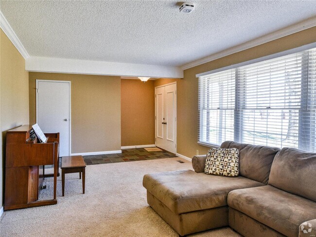 Building Photo - 2 Sunny Forest Ct Rental