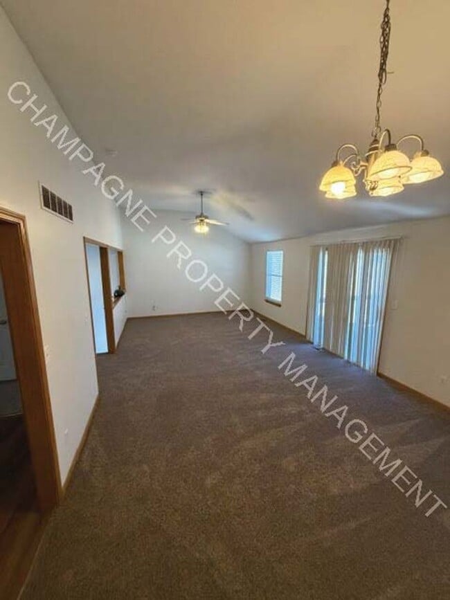 Building Photo - 6524/6528 NE 44th St Unit 6524