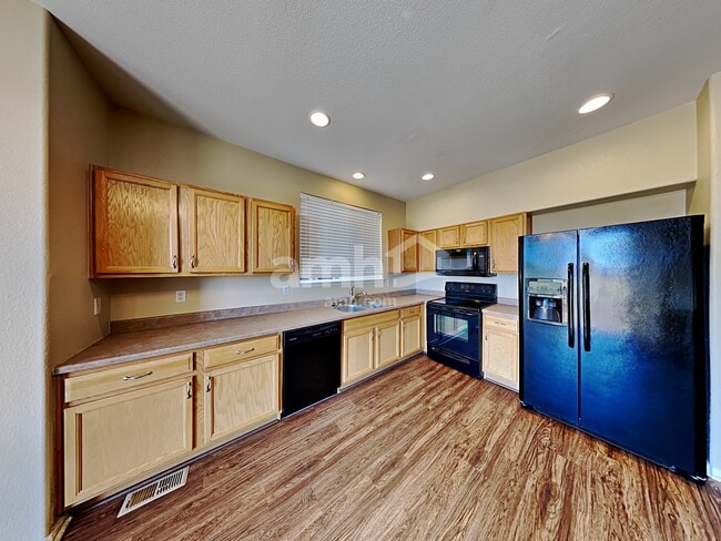 Photo - 5525 Kittredge St