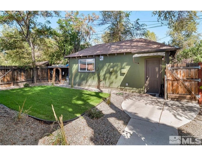 Entrance & common yard - 609 W 11th St Unit A