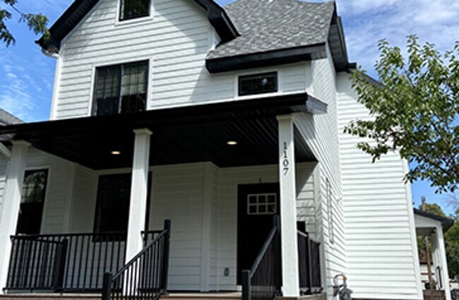 Photo - 1107 7th St SE Unit #2