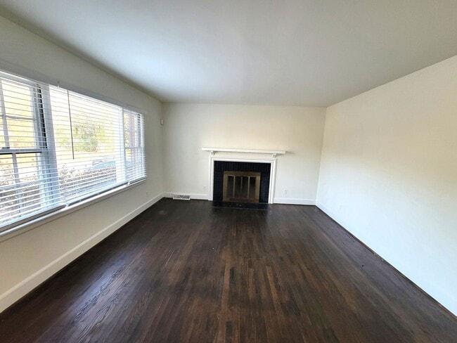 Building Photo - Renovated 3 Bedroom Near Shamrock & Eastway For Lease