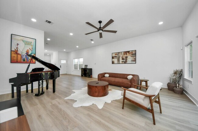 Building Photo - 6747 Peerless St