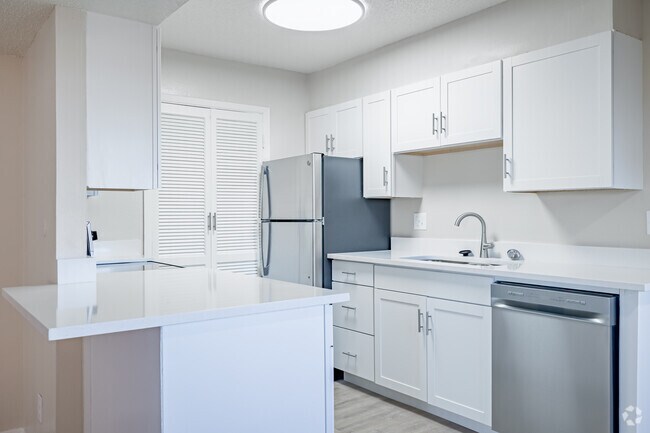2BR, 2BA - 1075SF - Kitchen