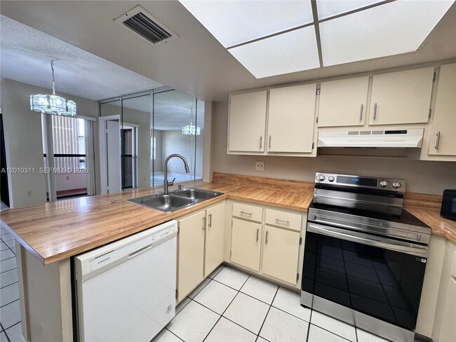 Photo - 10893 NW 7th St Unidad 22-27