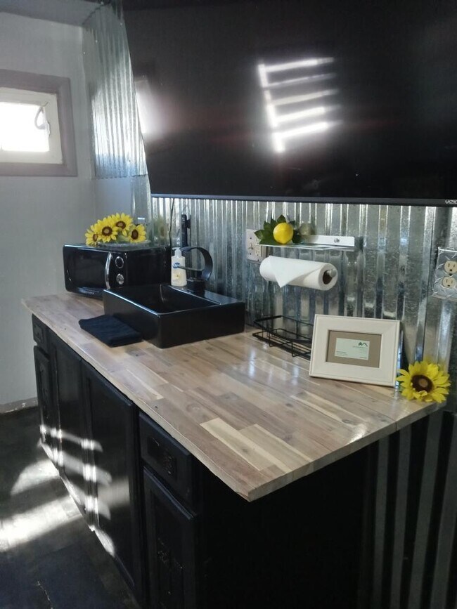 Building Photo - 1222 River Rd Unit 3