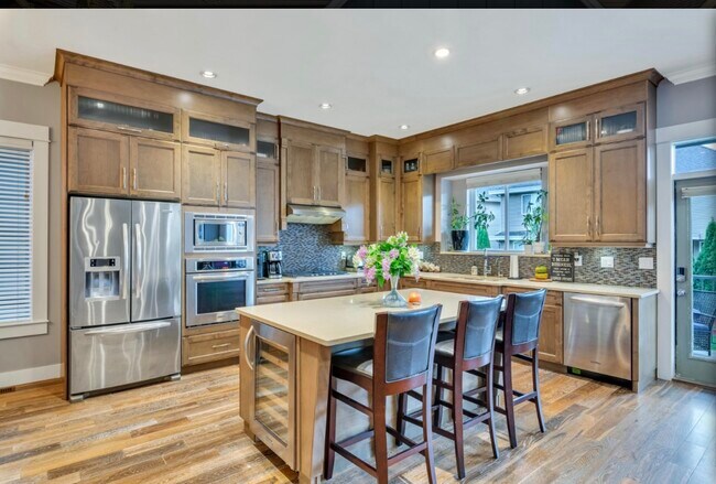 Photo - Elegant 5 Bed 5 Bath Extremely Spacious 2 Storey Home for Rent in Langley with 2 Dens! Unit Upper House