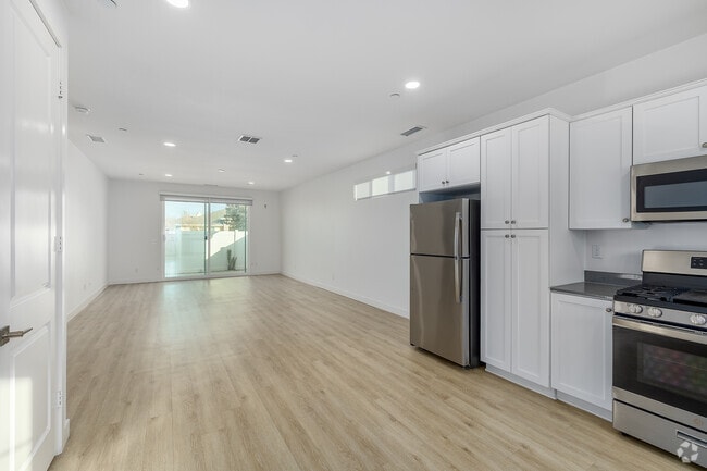 2BR, 2BA - 977SF - Living Room