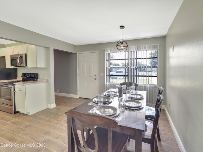 Photo - 2056 Little John Rd