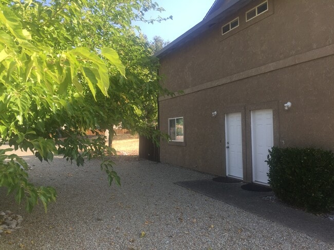 Building Photo - 1433 Mishka Ct Unit 2 bedroom 950 sq ft