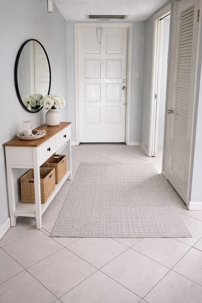 Building Photo - 3150 N Palm Aire Dr Unit Big 2-2 Apartment