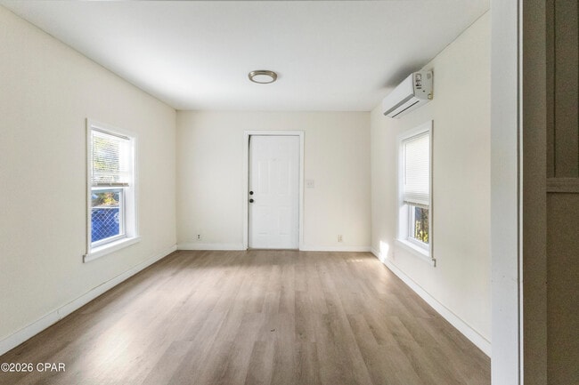 Photo - 2722 E 6th St