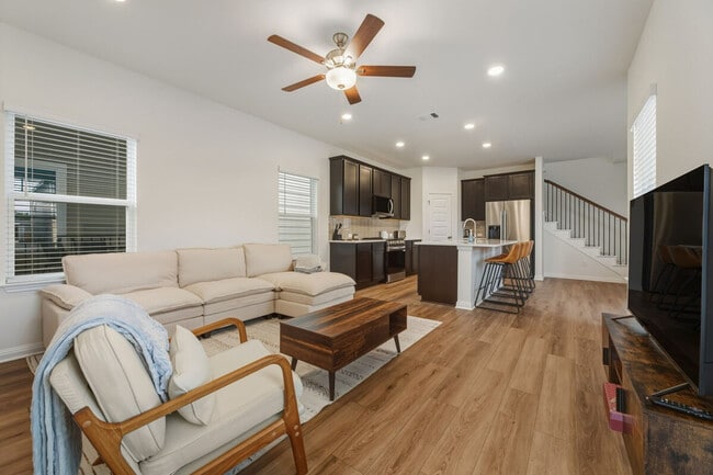 Photo - 2017 Ridge Runner Dr Unidad SI ID1492674P